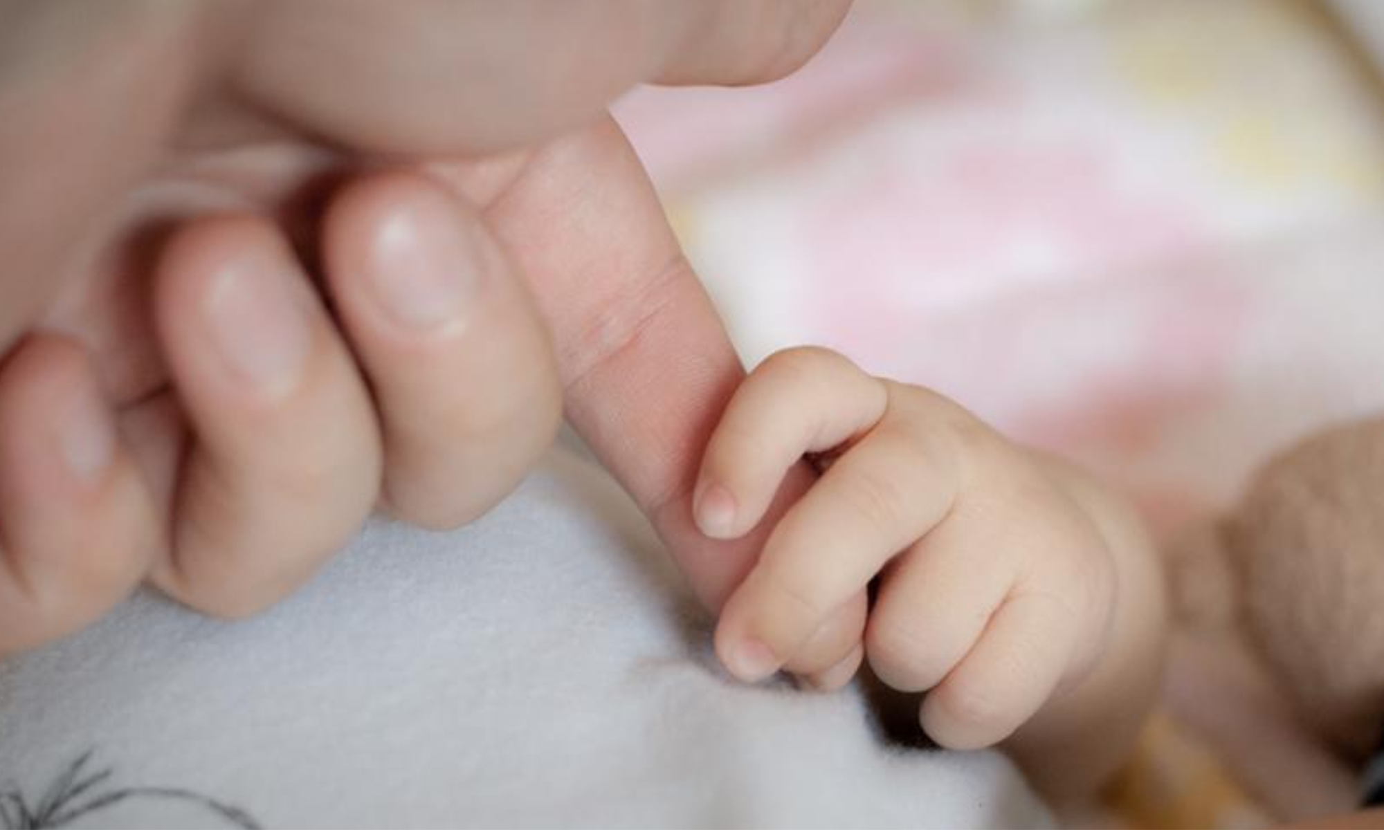 El Gobierno ya ha presentado los nuevos permisos de paternidad y maternidad