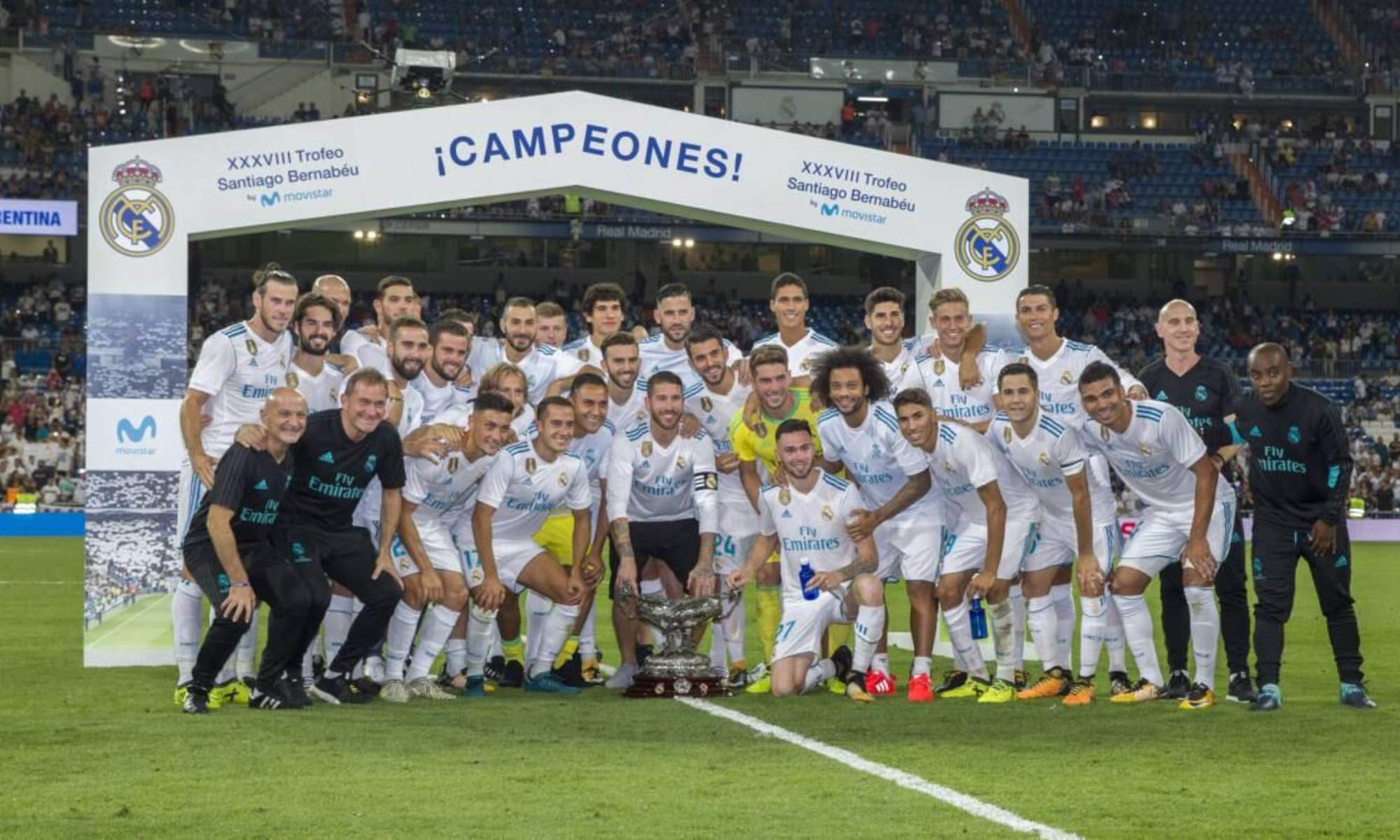 Los jugadores del Real Madrid, celebrando el Trofeo Santiago Bernabéu del año 2017.