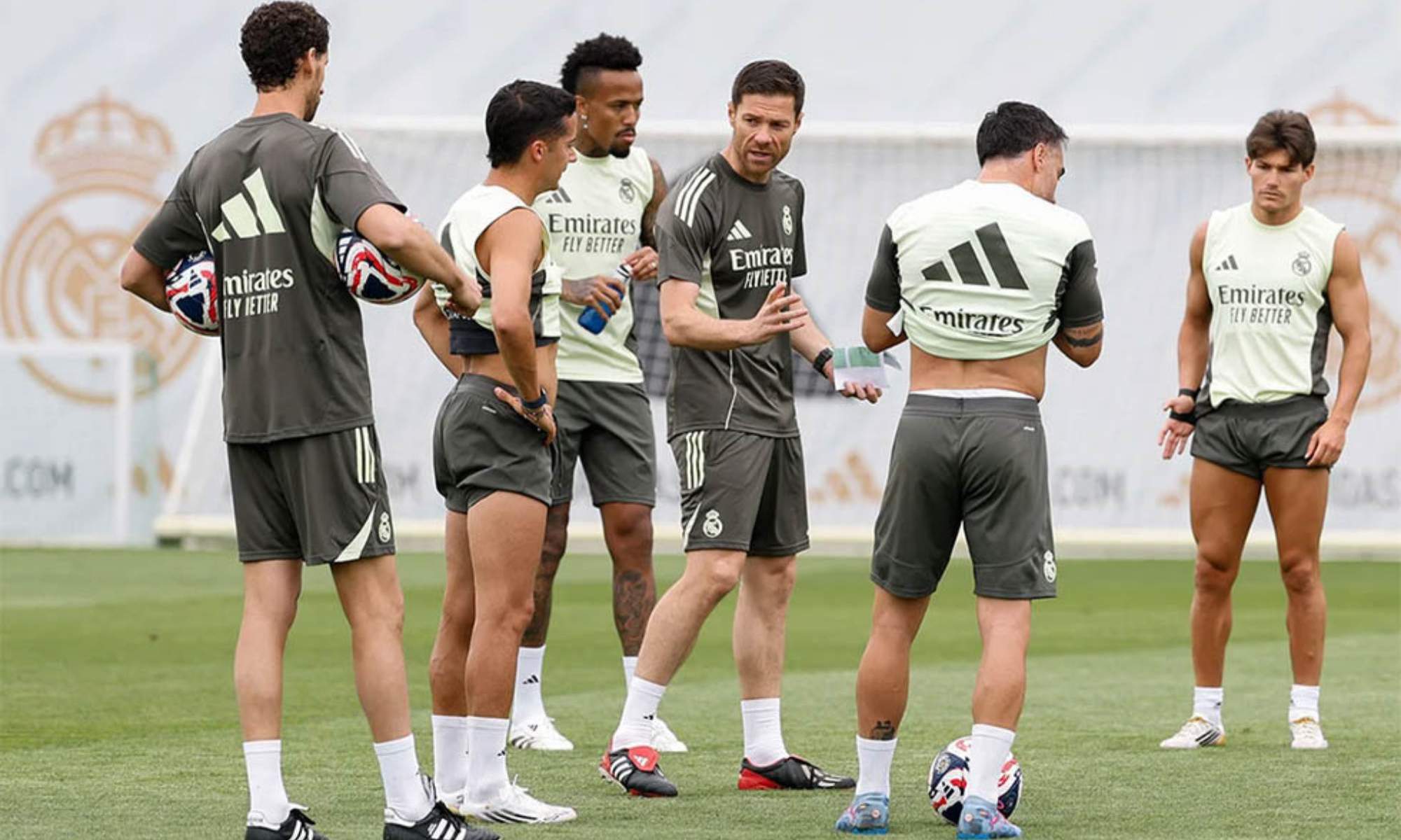 Xabi Alonso, dirigiendo un entrenamiento del Real Madrid en Valdebebas.