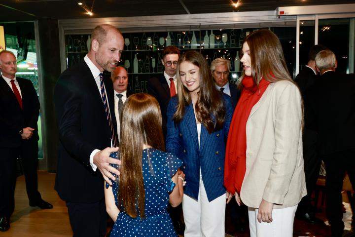 Leonor y Sofía saludando a Guillermo y Charlotte en Suiza