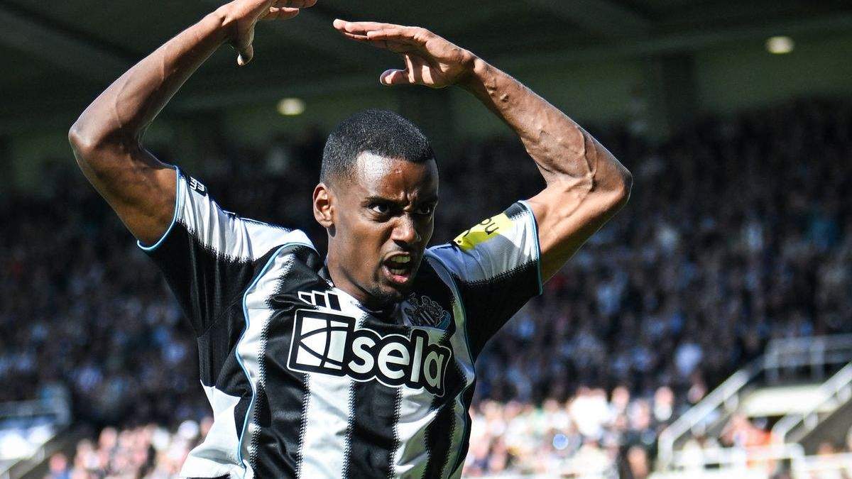 Alexander Isak celebrando un gol con el Newcastle