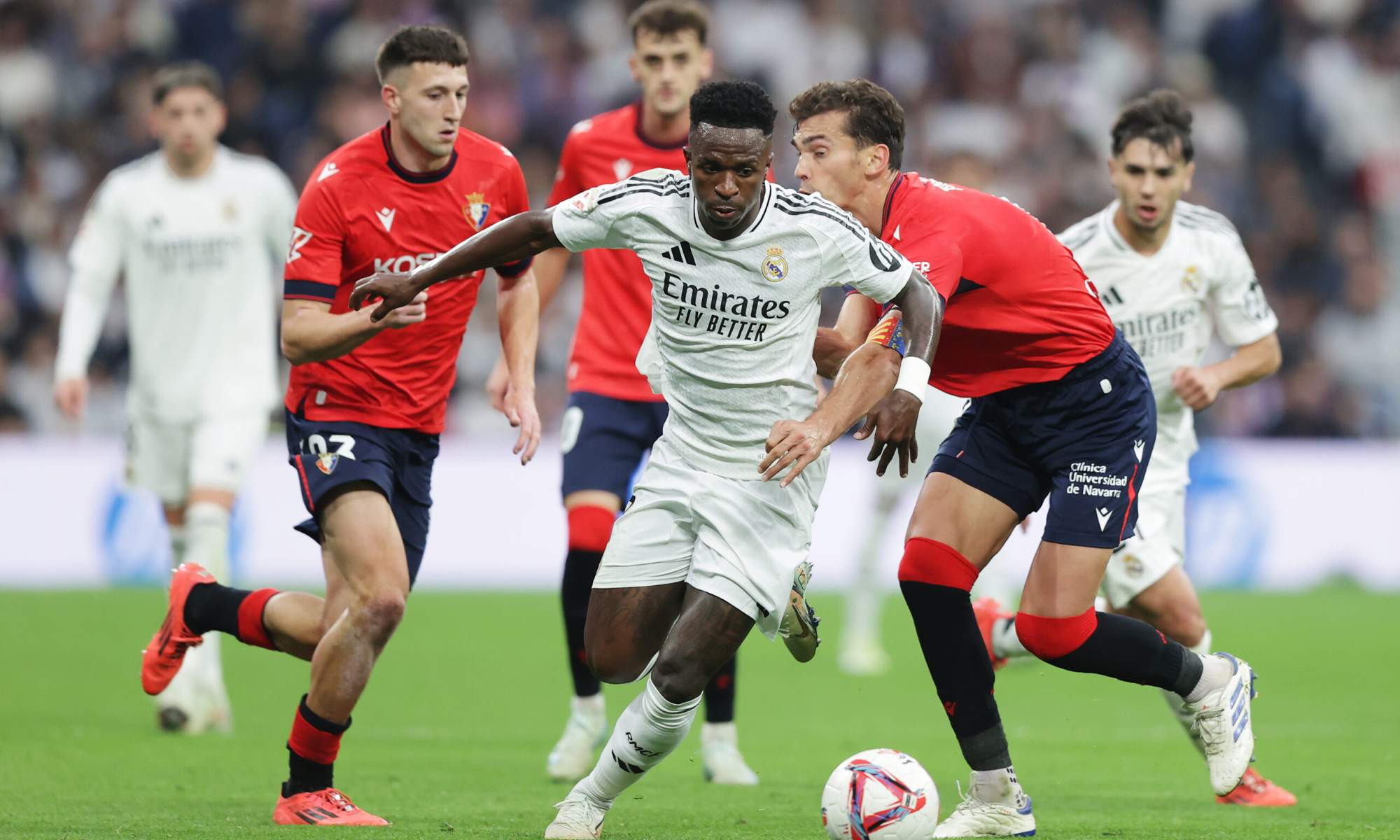 Vinicius Junior, superando a Lucas Torró, durante el encuentro de la pasada temporada entre el Real Madrid y Osasuna en el Santiago Bernabéu.