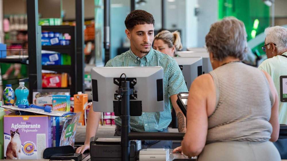 Cajero de Mercadona atendiendo a una clienta