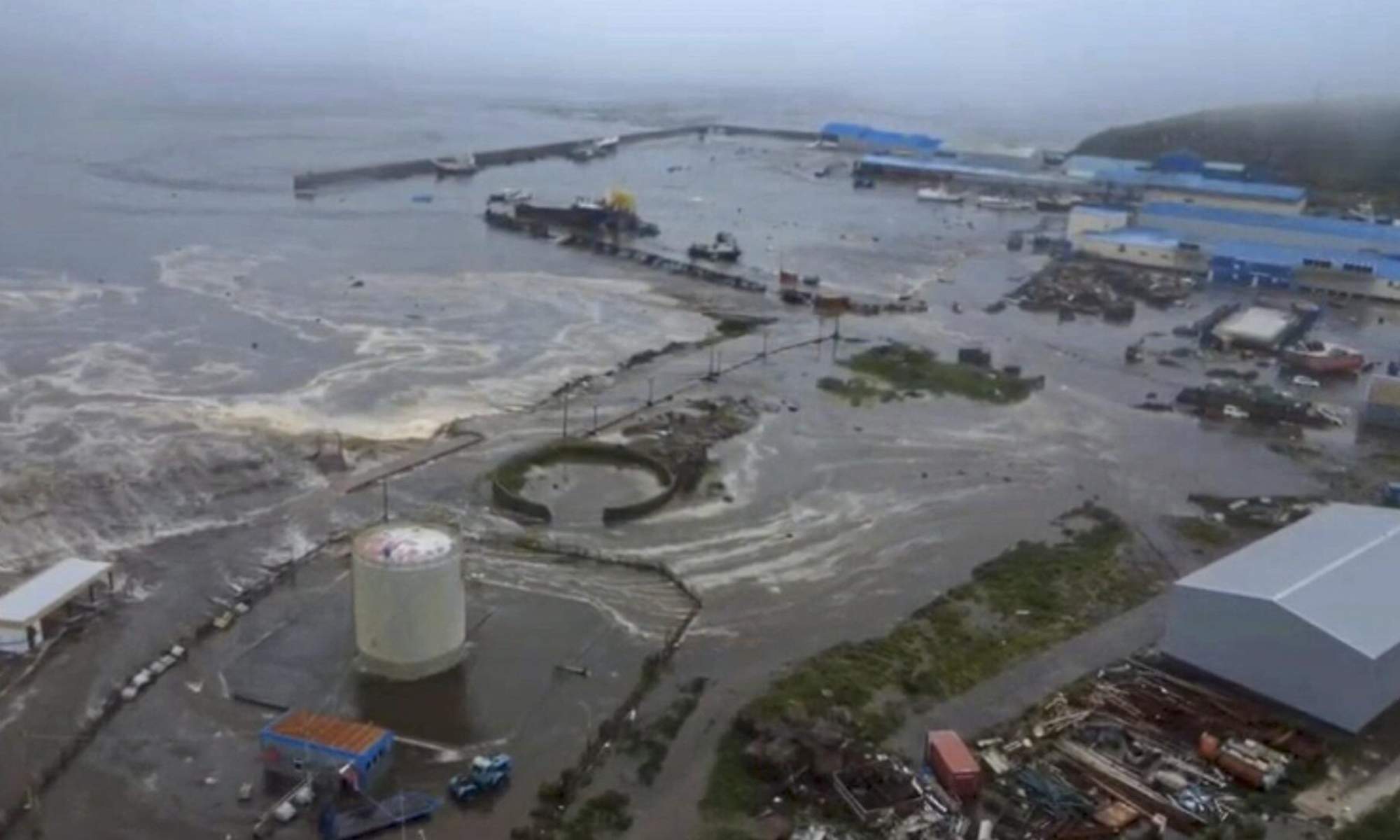 Captura de un video proporcionado por el Centro Geofísico de la Academia de Ciencias de Rusia que muestra un área inundada en Severo-Kurilsk, región de Sakhalin.