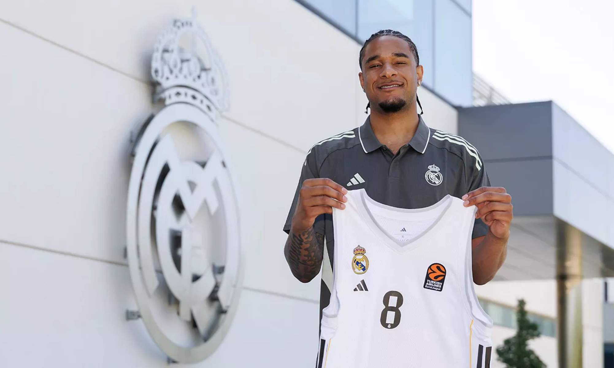 Chuma Okeke con la camiseta del Real Madrid