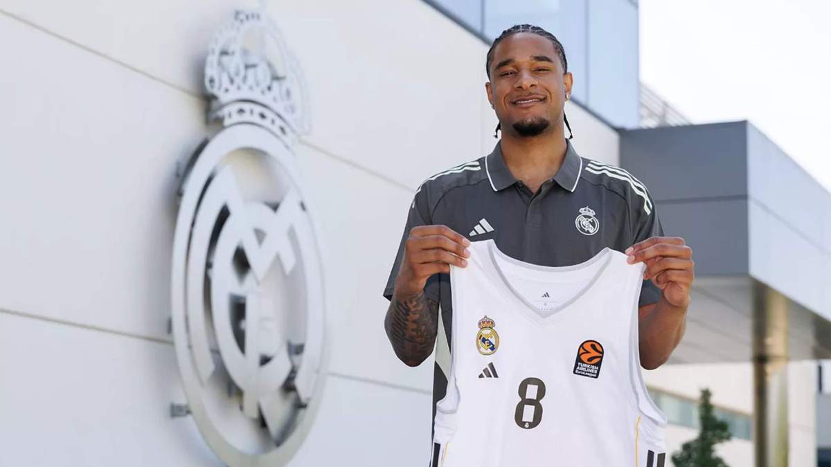 Chuma Okeke con la camiseta del Real Madrid Chuma Okeke con la camiseta del Real Madrid