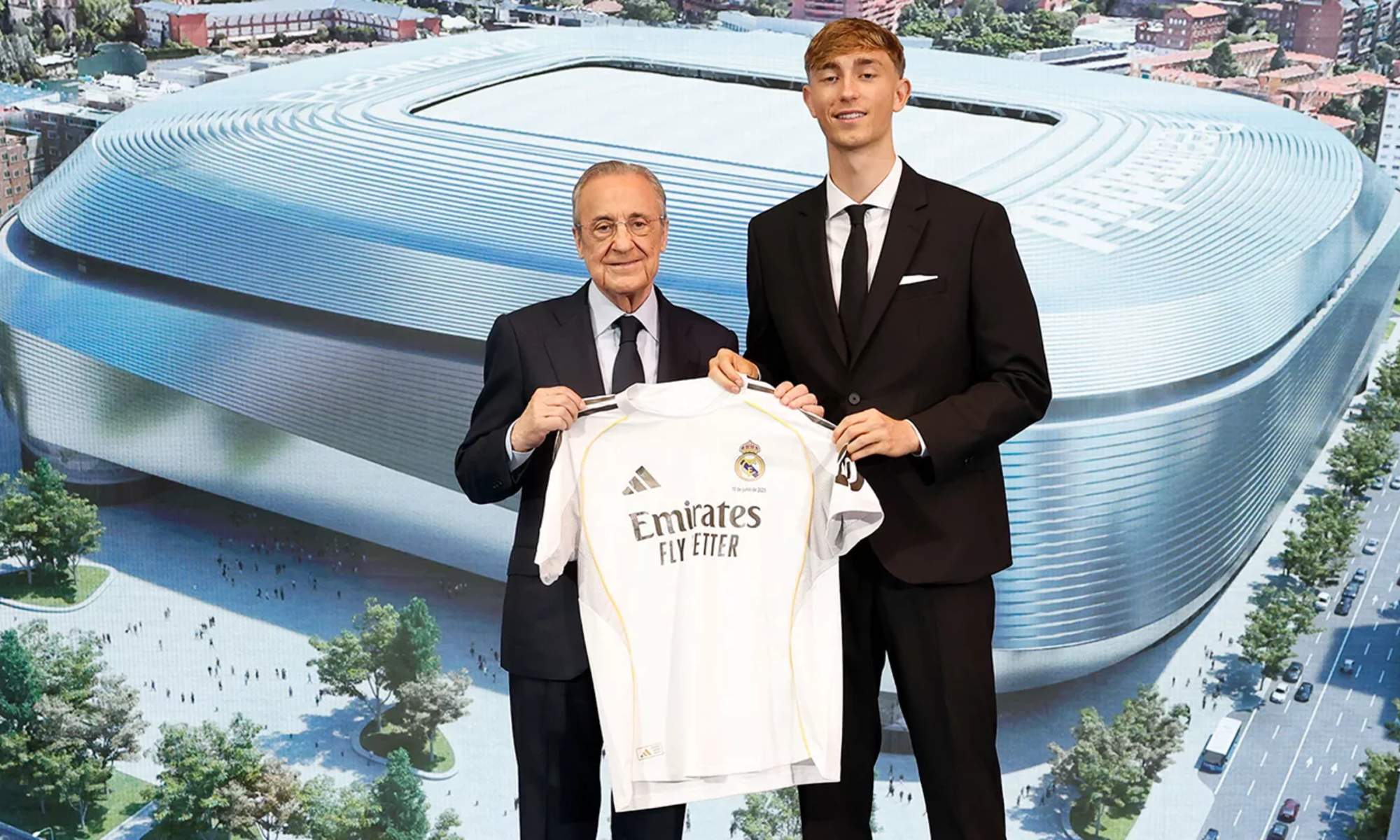 Florentino Pérez, con Dean Huijsen, durante la presentación del defensa como futbolista del Real Madrid el pasado 10 de junio en Valdebebas.