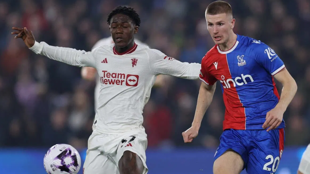 Kobbie Mainoo y Adam Wharton durante un partido de la Premier League