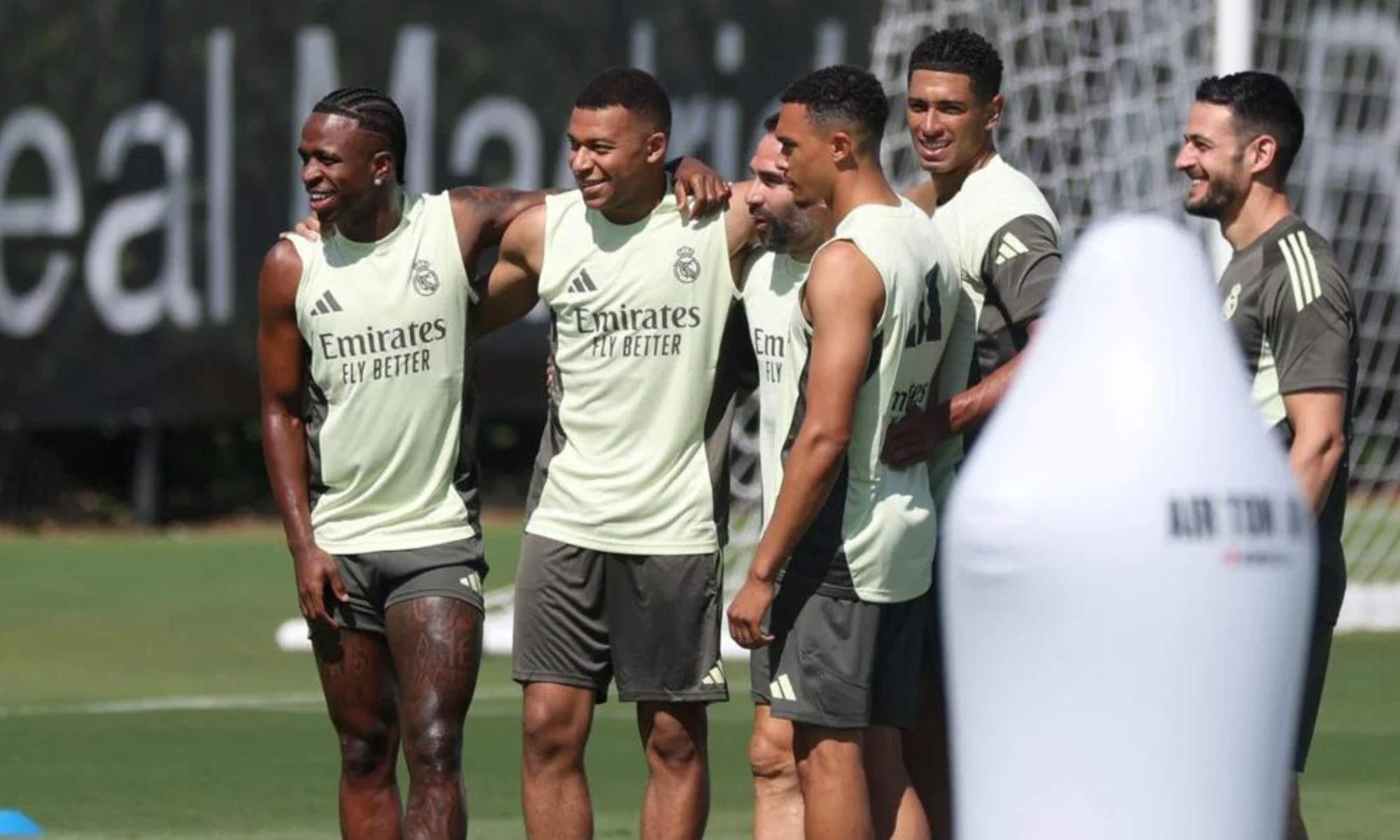 Vinicius Junior, Kylian Mbappé, Dani Carvajal, Trent Alexander-Arnold y Jude Bellingham, durante un entrenamiento reciente del Real Madrid.