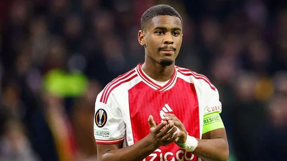 Jorrel Hato jugando con el Ajax
