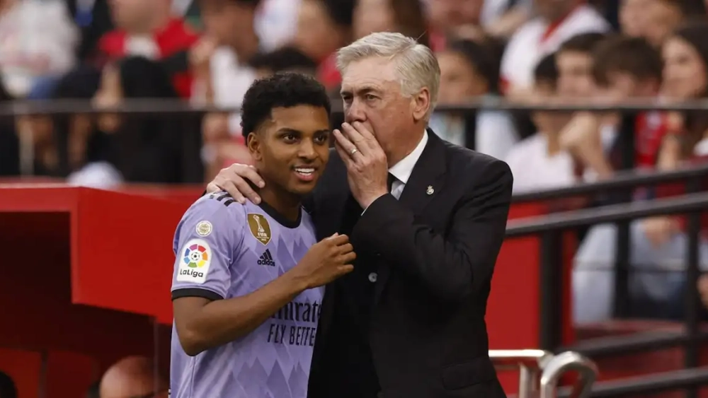 Ancelotti y Rodrygo hablando durante un partido Ancelotti y Rodrygo hablando durante un partido