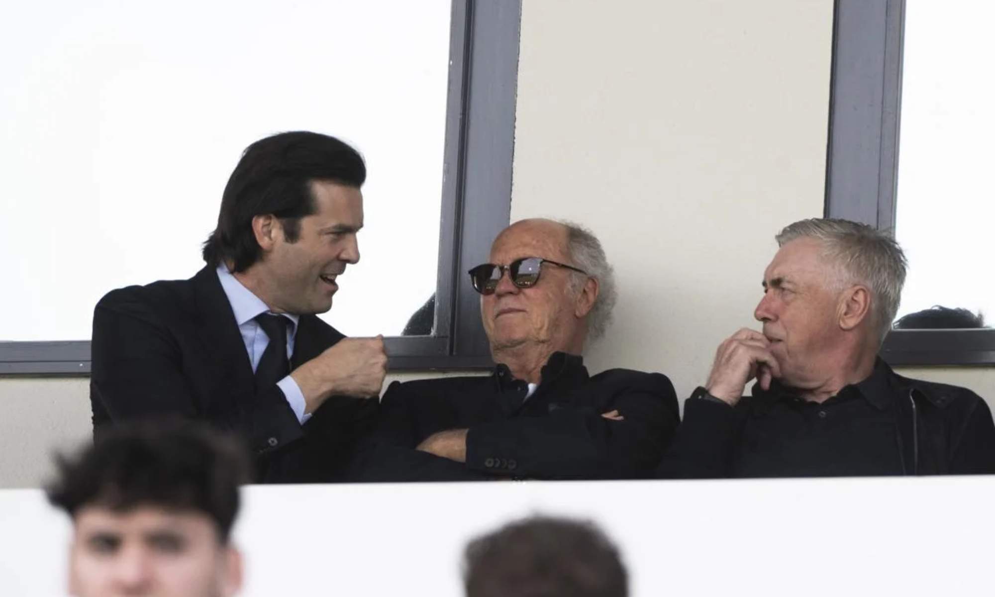 Santiago Solari siguiendo un partido del Castilla desde el palco del Alfredo Di Stéfano, junto a Carlo Ancelotti.