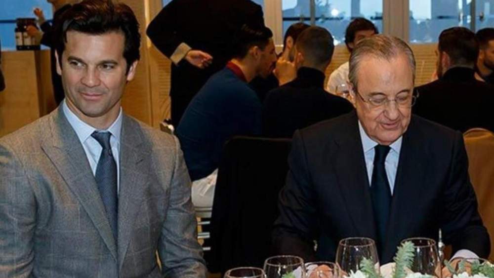 Santiago Solari siguiendo un partido del Castilla desde el palco del Alfredo Di Stéfano, junto a Carlo Ancelotti. Santiago Solari siguiendo un partido del Castilla desde el palco del Alfredo Di Stéfano, junto a Carlo Ancelotti.