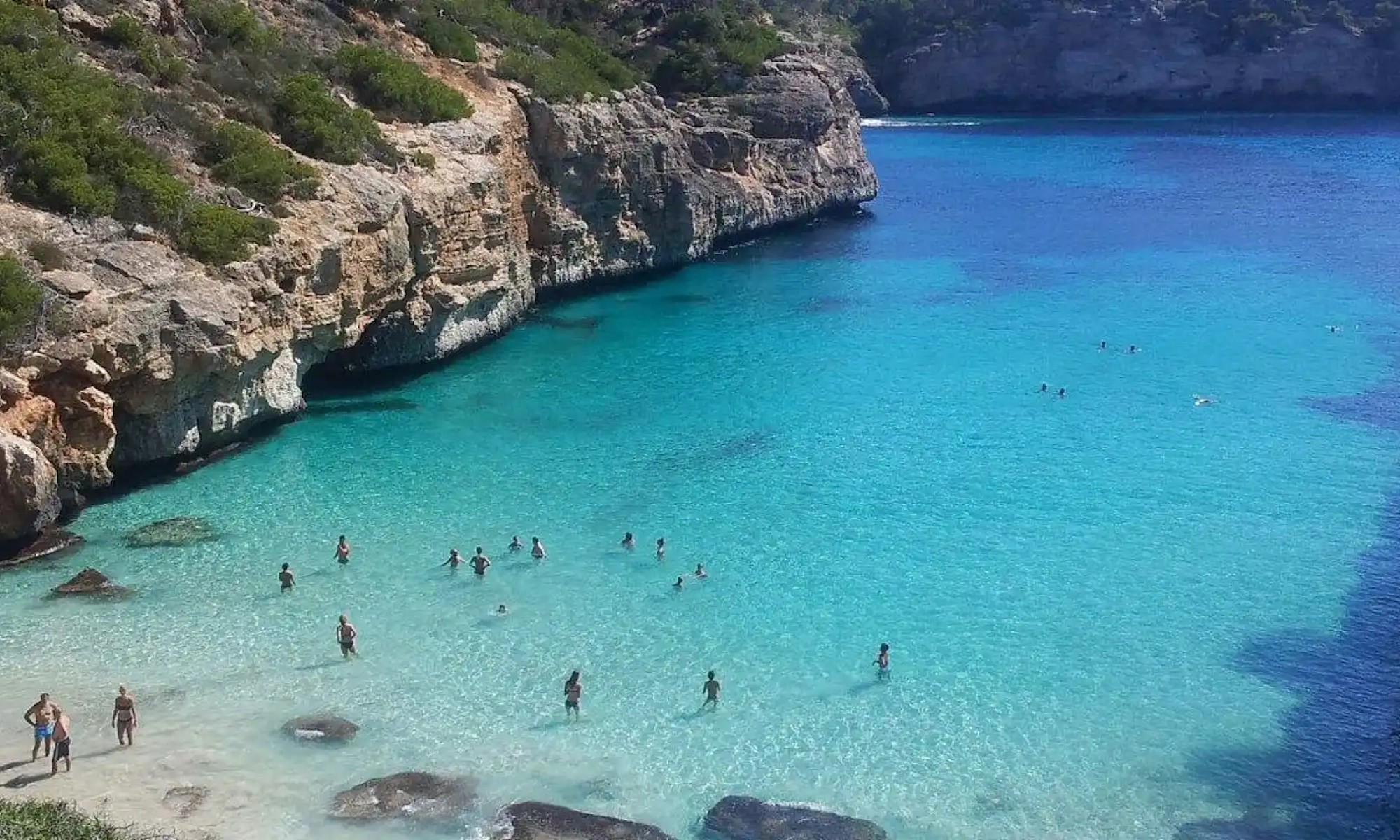 Playa con aguas cristalinas