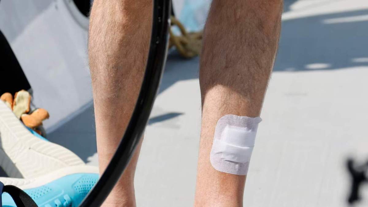 Apósito del rey Felipe VI en su pierna izquierda Apósito del rey Felipe VI en su pierna izquierda