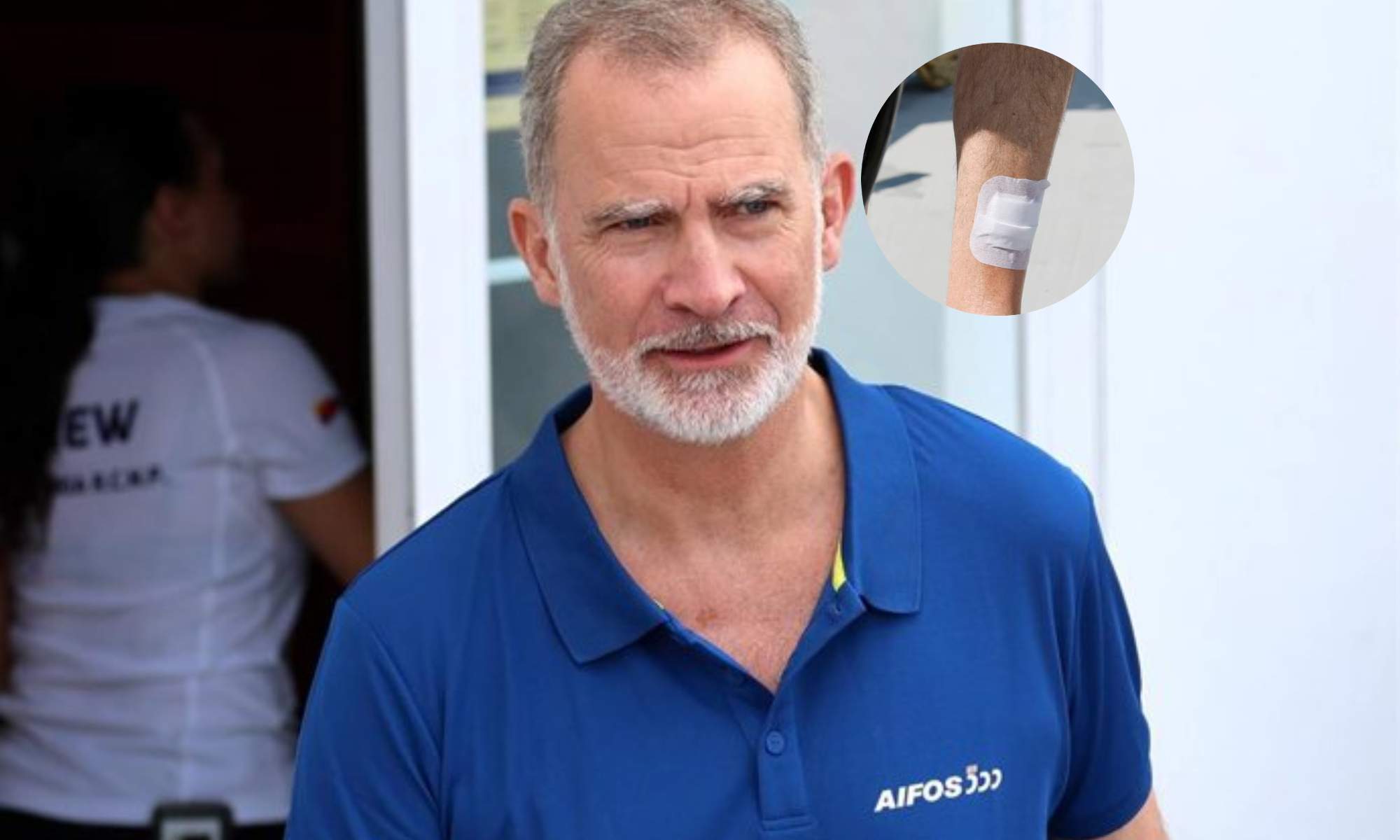 Felipe VI reaparece con un apósito en su pierna izquierda