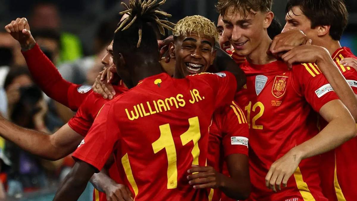 Lamine Yamal y Dean Huijsen compartiendo con España