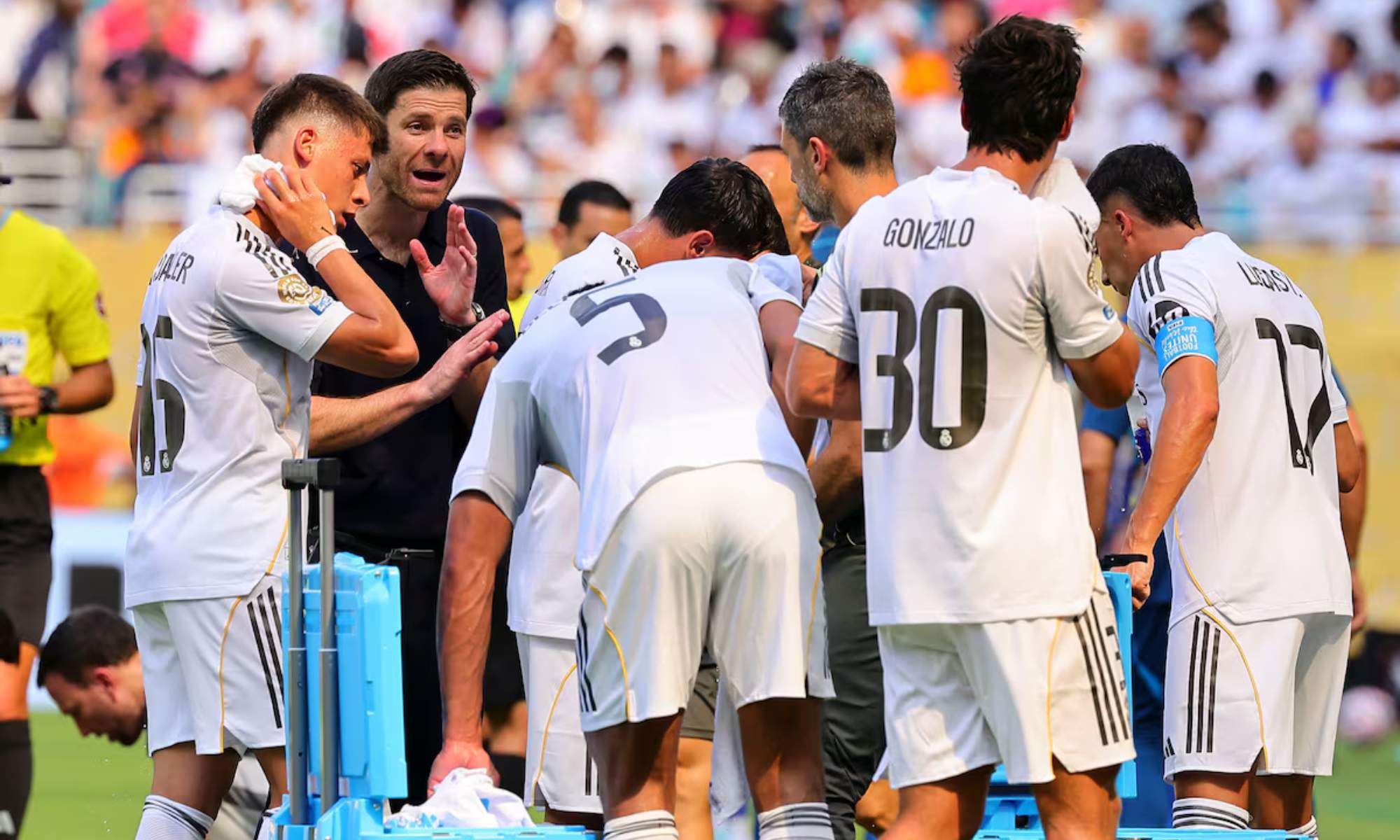 Xabi Alonso, dando órdenes a varios de sus jugadores durante un encuentro del Real Madrid en el Mundial de Clubes.