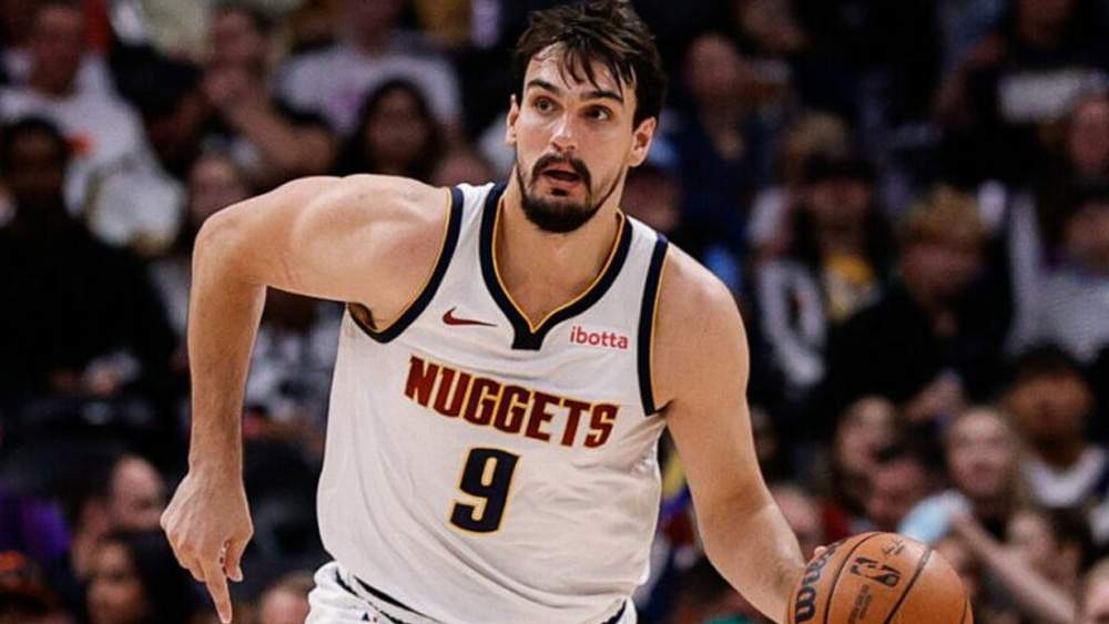Dario Šarić jugando en la NBA