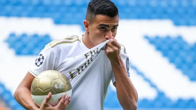 reinier jesus beso escudo realmadrid