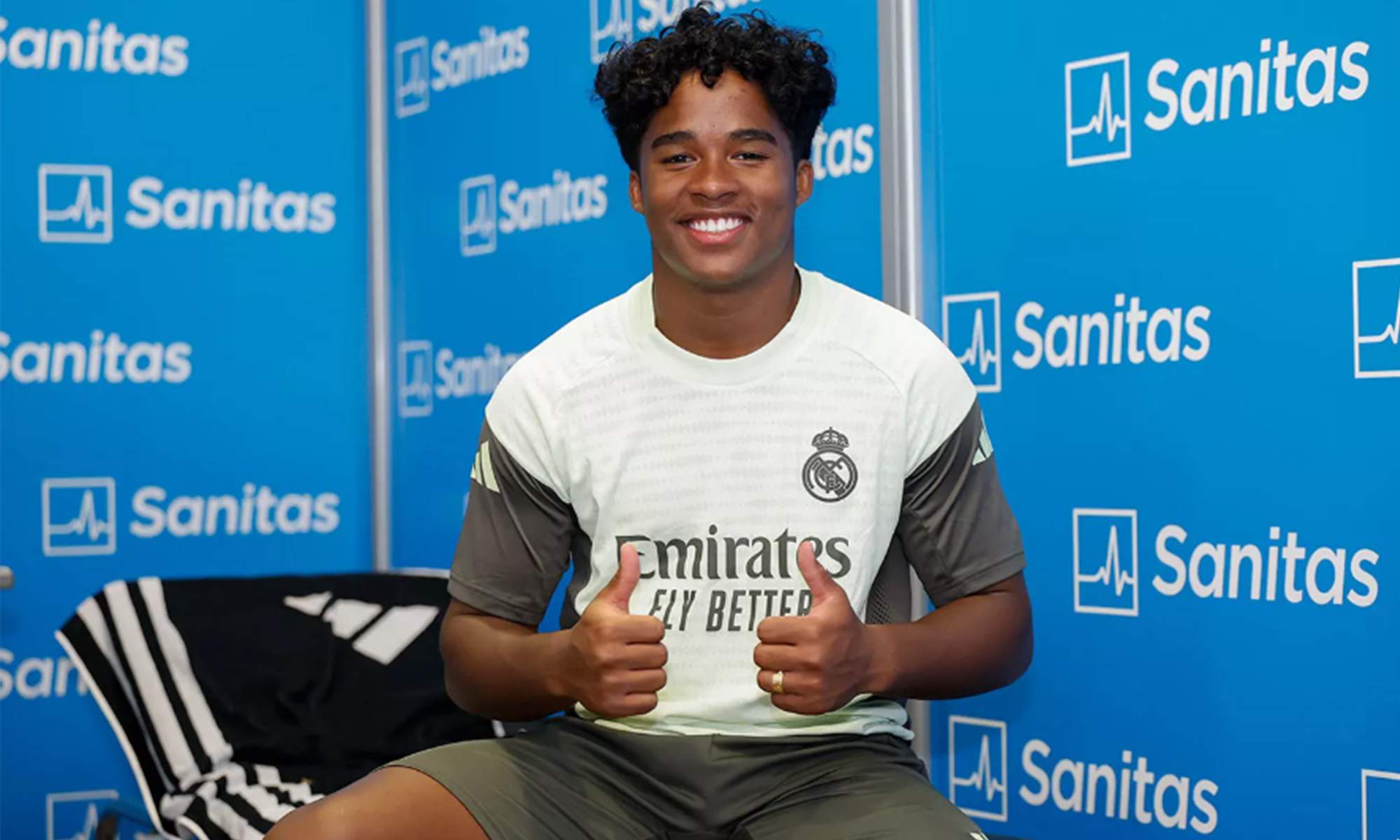Endrick pasando el reconocimiento médico con el Real Madrid.