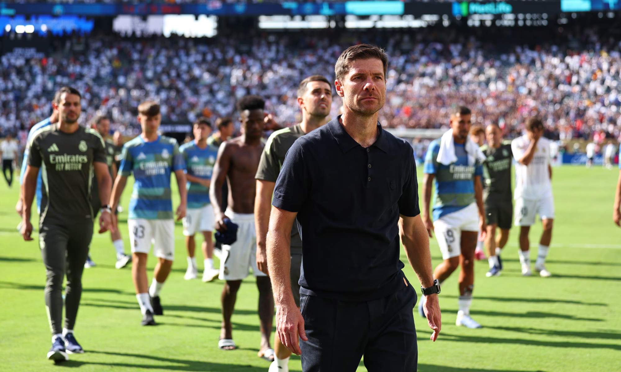 Xabi Alonso, con varios de sus jugadores de fondo, después de un partido del Real Madrid en el Mundial de Clubes.