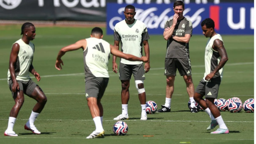 Xabi Alonso supervisa un entrenamiento del Real Madrid durante el Mundial de Clubes Xabi Alonso supervisa un entrenamiento del Real Madrid durante el Mundial de Clubes