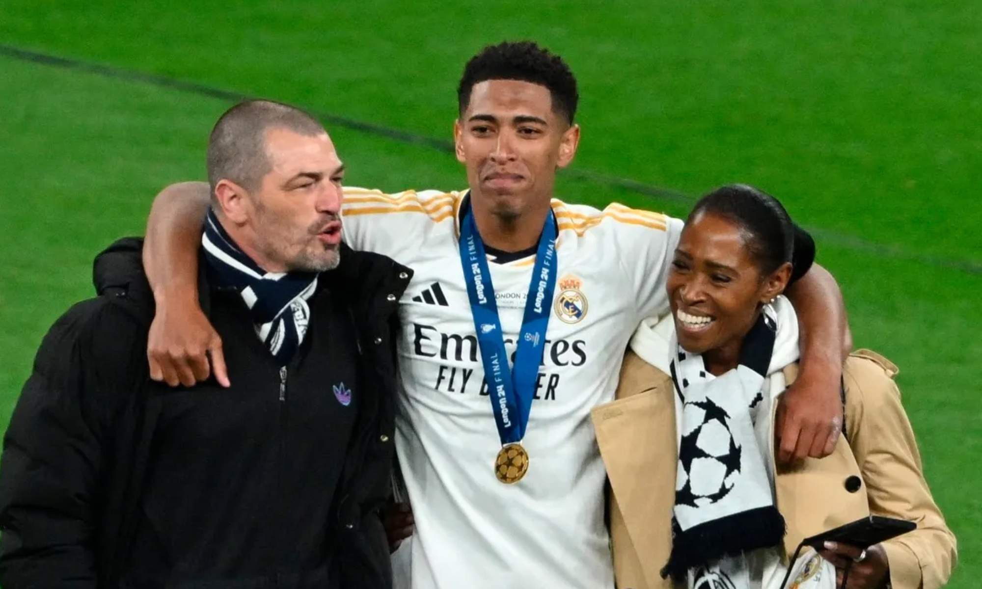 Jude Bellingham, con sus padres, festejando la Champions que ganó el Real Madrid hace un año en Londres.