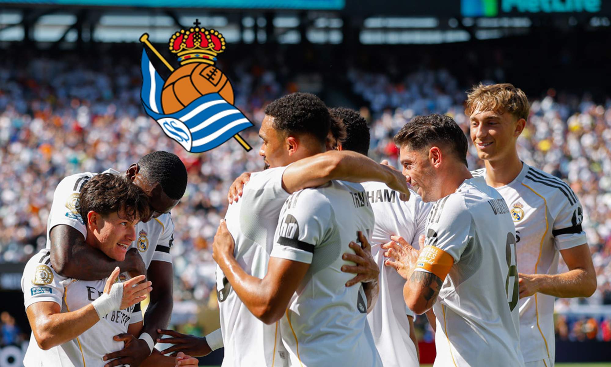 Jugadores del Real Madrid celebrando un gol y escudo de la Real Sociedad.