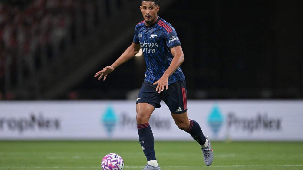 William Saliba jugando un partido con el Arsenal. William Saliba jugando un partido con el Arsenal.