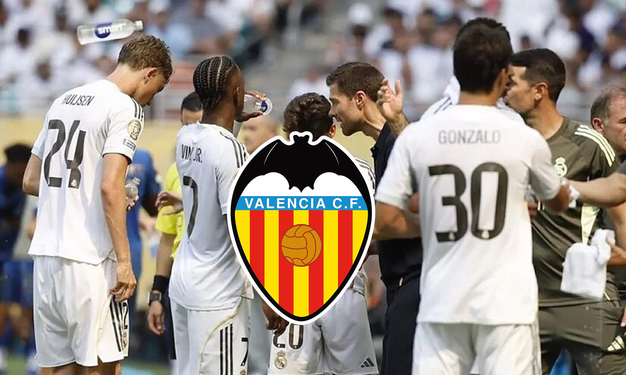Escudo del Valencia y Xabi Alonso y los jugadores del Real Madrid en una pausa de hidratación.