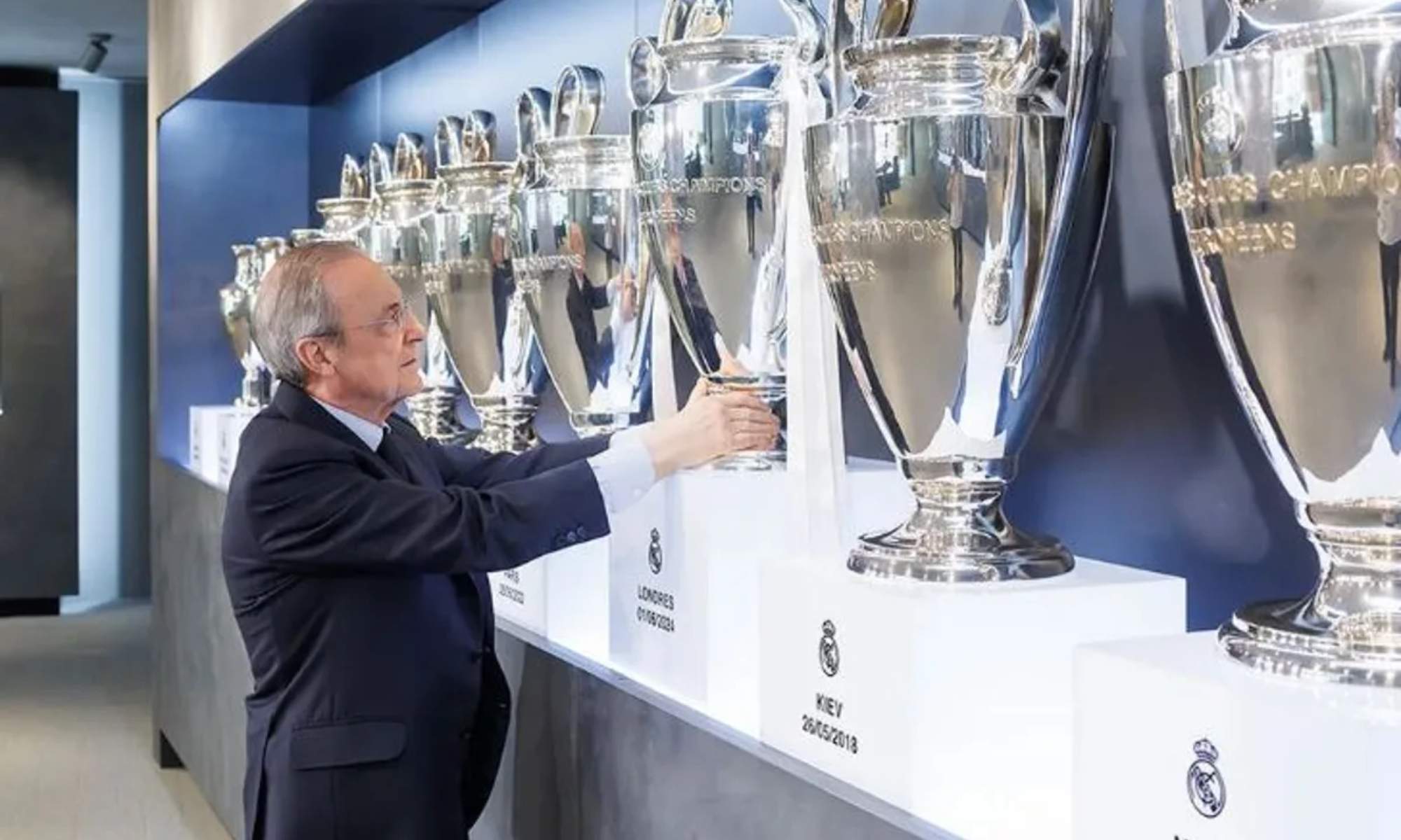 Florentino Pérez, colocando la última Copa de Europa en la sala de trofeos del Santiago Bernabéu.
