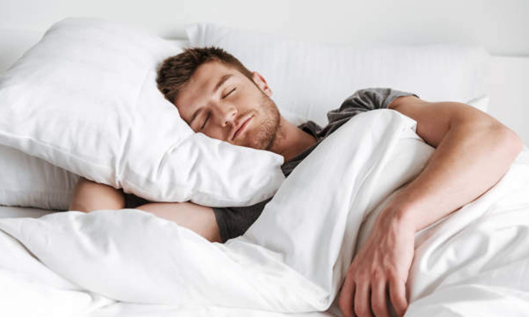 Una persona durmiendo en una cama.