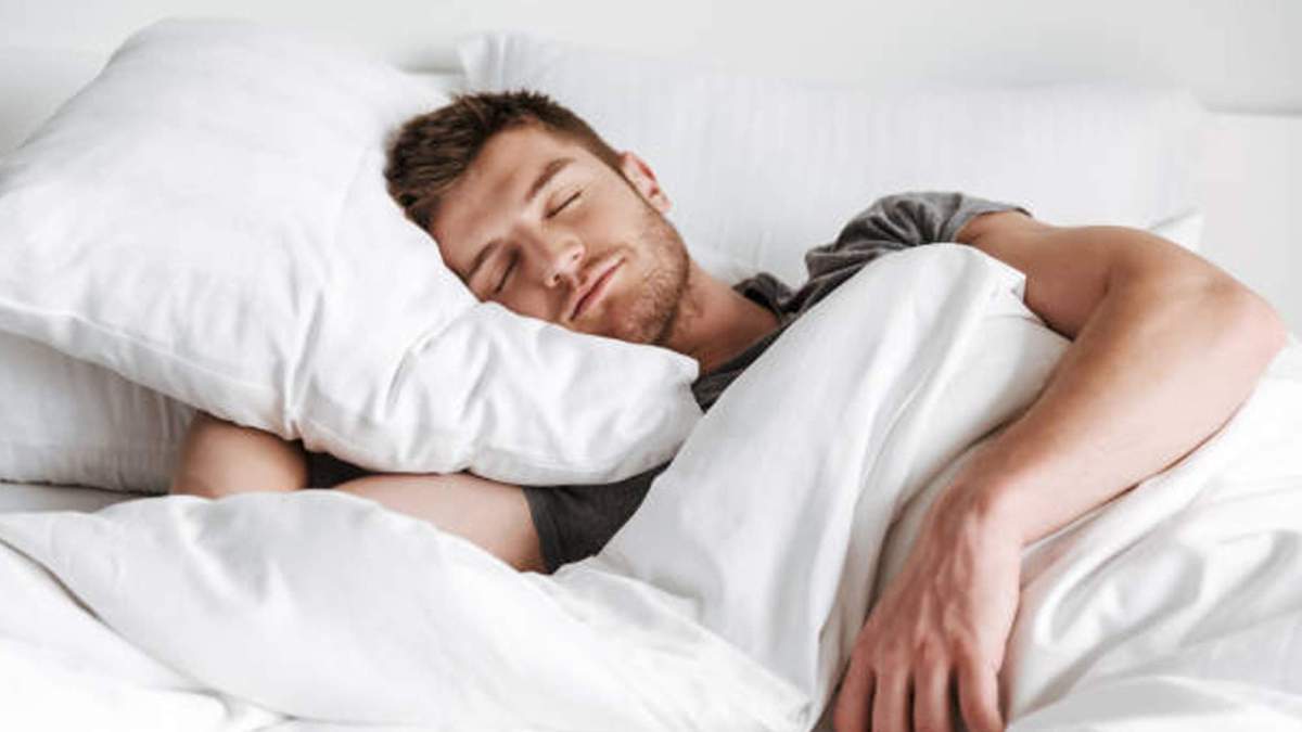 Una persona durmiendo en una cama. Una persona durmiendo en una cama.