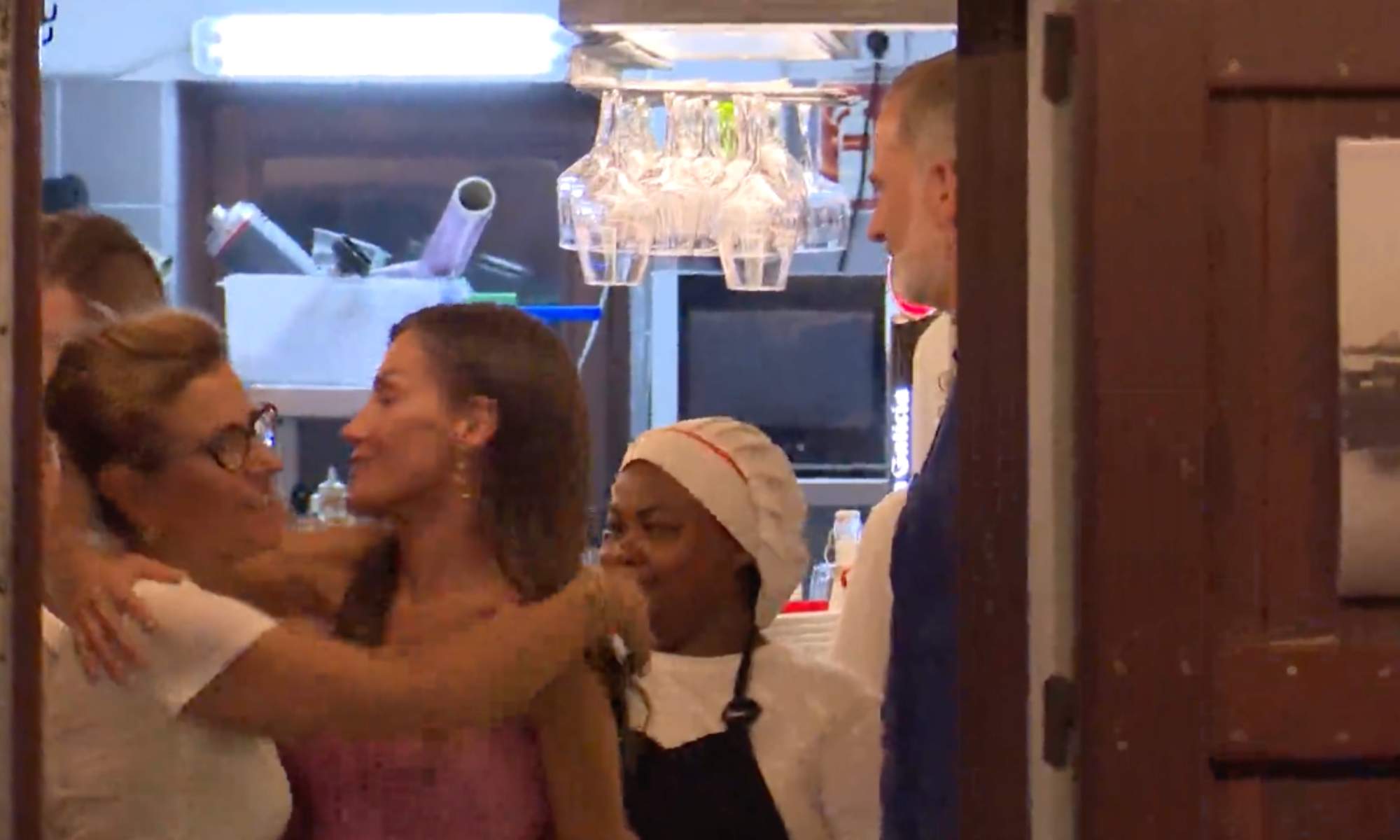 La Reina Letizia sorprendió, al abrazarse con un miembro del restaurante Mía, en Portixol.