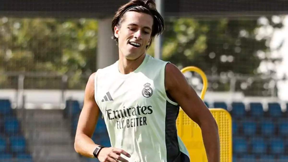 Álvaro Carreras, durante un entrenamiento con el Real Madrid en Valdebebas.