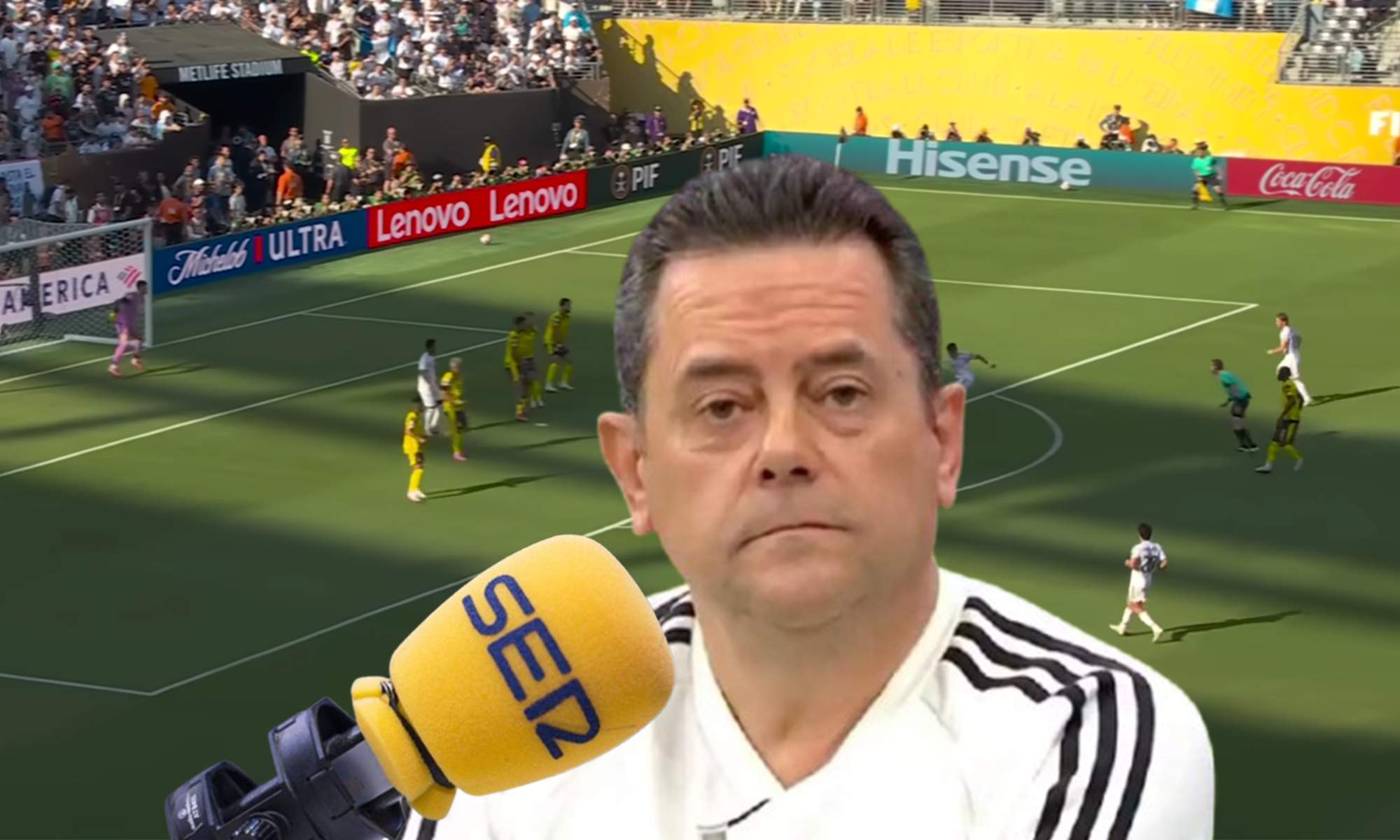 Tomás Roncero, un micrófono de La SER y una captura del partido entre el Madrid y el Dortmund. 