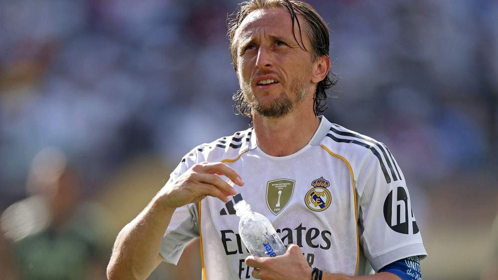 Luka Modric llevando el brazalete de capitán en el Mundial de Clubes.  Luka Modric llevando el brazalete de capitán en el Mundial de Clubes.
