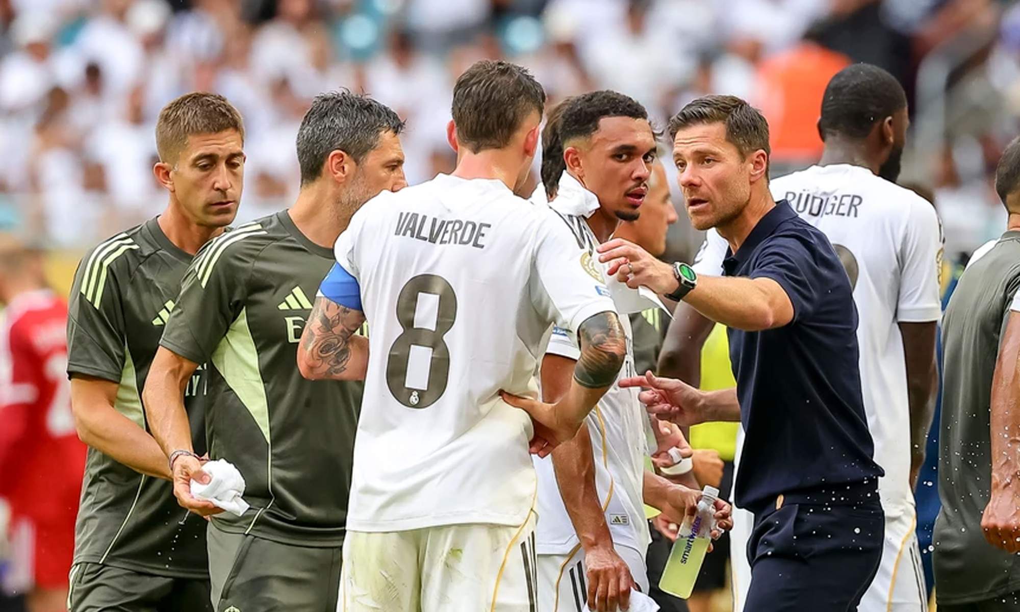 Xabi Alonso hablando con jugadores del Real Madrid durante un partido. 