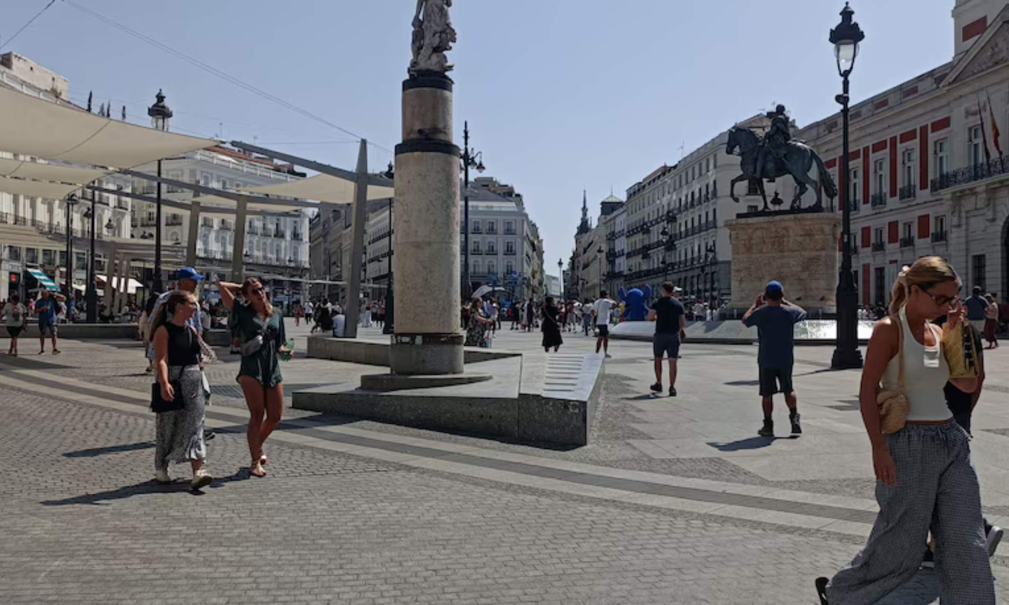 Varias personas pasean por la Puerta del Sol de Madrid hace unos días, con temperaturas que han rozado los 40 grados.