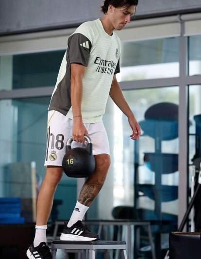 alvaro carreras entrenamiento realmadrid valdebebas