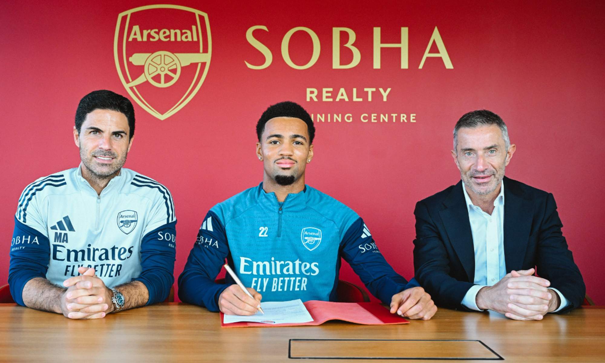 Ethan Nwaneri firmando su nuevo contrato con el Arsenal. 