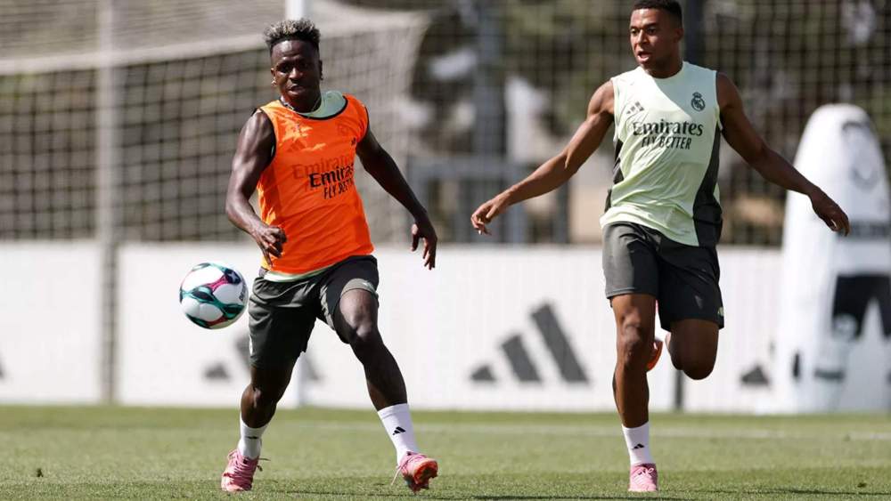 Vinicius Junior y Kylian Mbappé, en el entrenamiento de este domingo en Valdebebas.