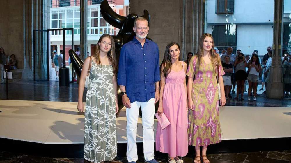 Los Reyes Felipe y Letizia, junto a sus hijas, la Princesa Leonor, y la infanta Sofía.