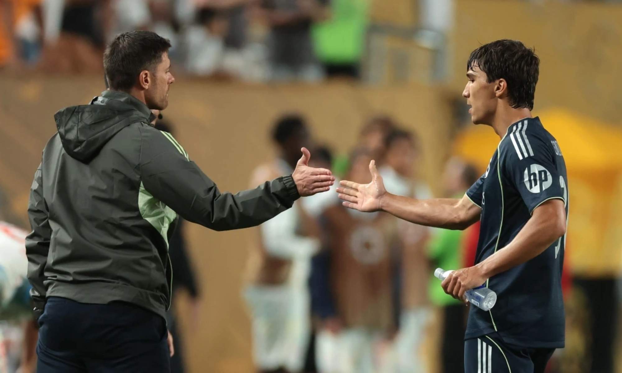 Xabi Alonso y Gonzalo García se chocan las manos, en un partido del Real Madrid en el Mundial de Clubes.