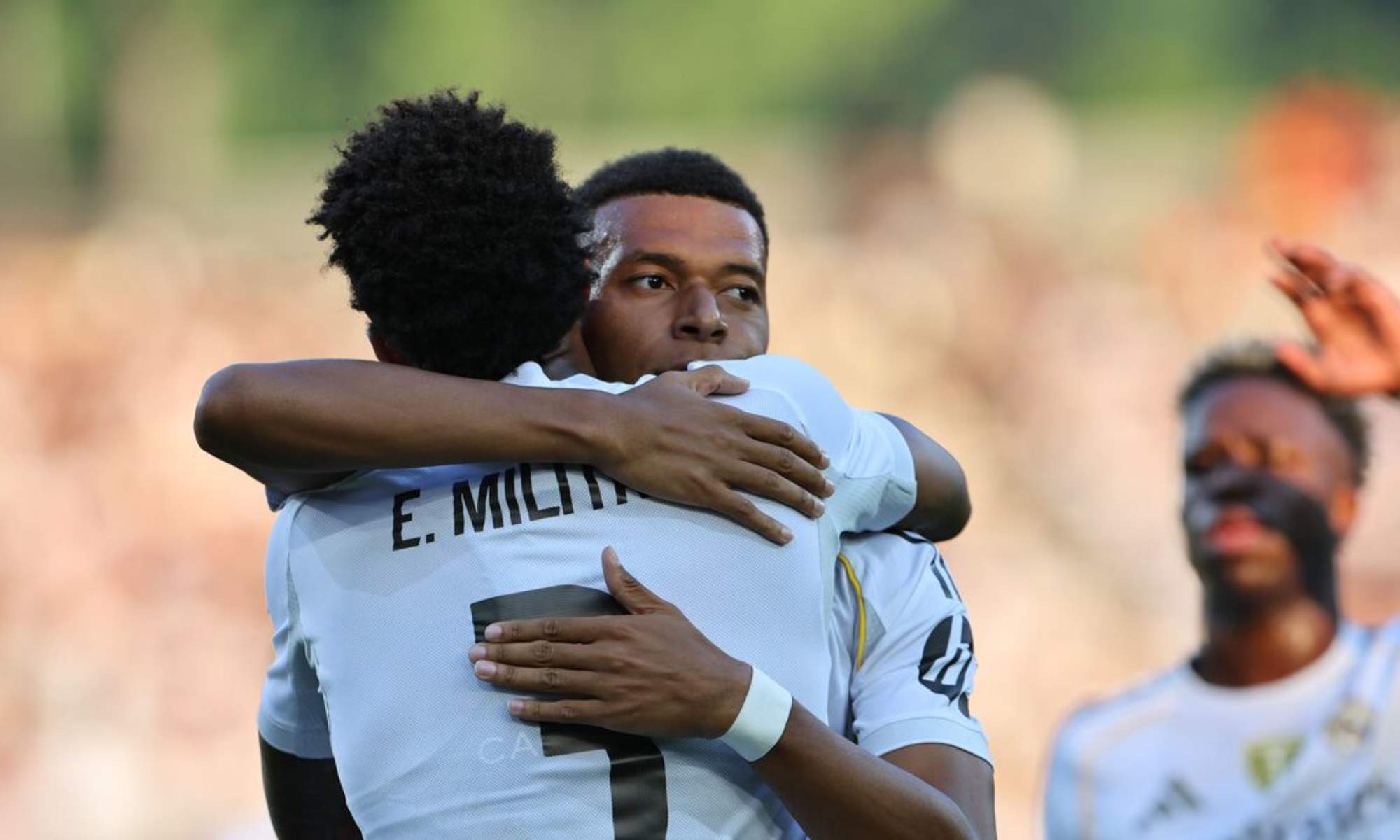 Éder Militao y Kylian Mbappé, los dos goleadores del partido, se abrazan.