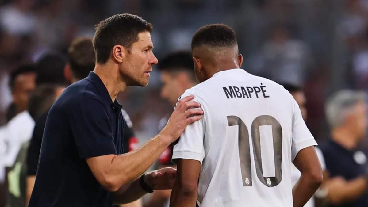 Xabi Alonso y Kylian Mbappé, hablando durante el partido contra el Tirol de este martes. Xabi Alonso y Kylian Mbappé, hablando durante el partido contra el Tirol de este martes.