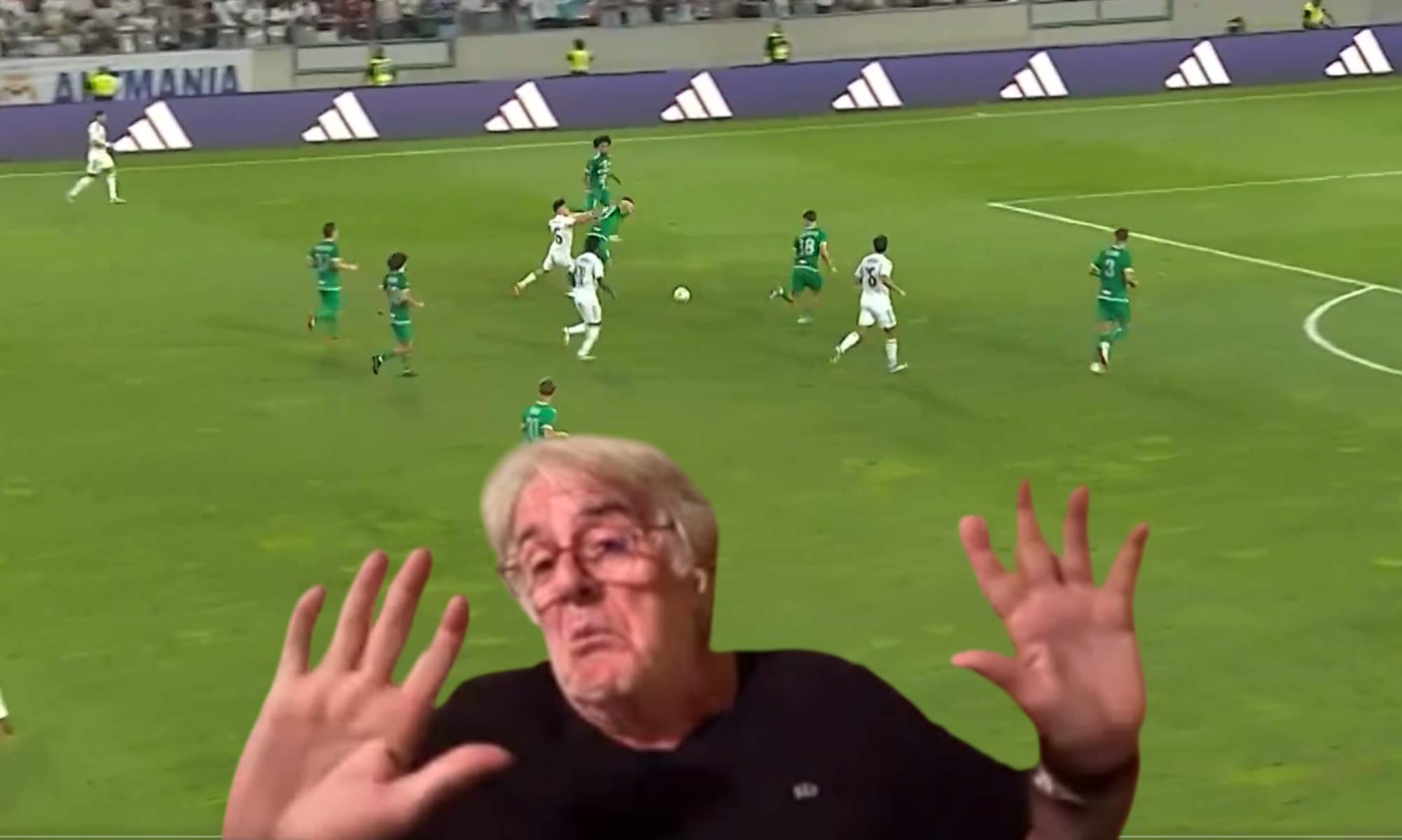 Siro López alaba a aun jugador pero da un palo a otro