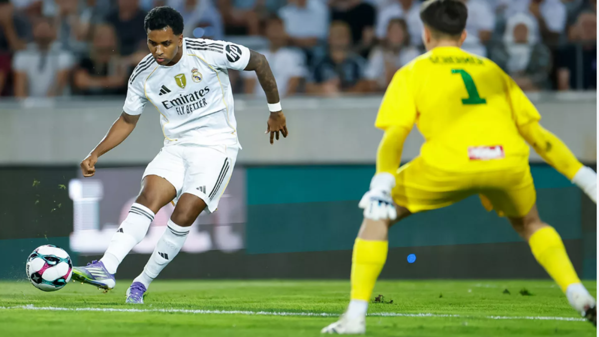 Rodrygo disparando a puerta ante el Tirol