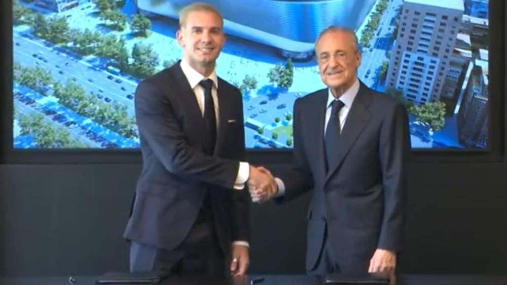 Franco Mastantuono y Florentino Pérez durante la firma de su contrato Franco Mastantuono y Florentino Pérez durante la firma de su contrato